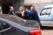 Kỳ cục gã đàn ông đâm vào mông phụ nữ để... trả thù tình cũ