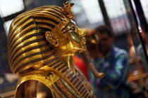 Soi chi tiết mặt nạ vàng quý giá của pharaoh Tutankhamun
