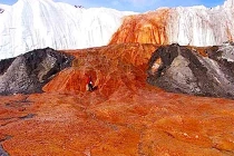 Cận cảnh thác máu huyền bí ở Nam Cực 