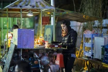 Quán ăn độc đáo trên xe ba gác của “cô Tây” ở Hà Nội