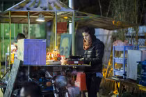 Quán ăn độc đáo trên xe ba gác của “cô Tây” ở Hà Nội