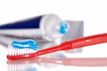 Suýt mất cả hàm răng vì… đánh răng sai cách