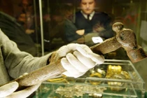 Loạt kho báu cực giá trị người dân vô tình tìm thấy