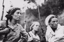 Chùm ảnh: Bóng hồng cầm súng trong CTTG 2 