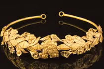 Bỗng dưng phát hiện vương miện vàng dưới gầm giường ngủ 