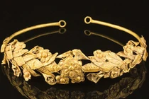 Bỗng dưng phát hiện vương miện vàng dưới gầm giường ngủ 