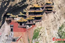 Độc đáo ngôi chùa hơn 1.500 tuổi cheo leo trên vách đá 