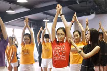 "Chân dài bon chen" làm người mẫu