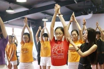 "Chân dài bon chen" làm người mẫu