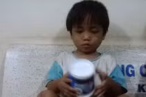 Cháu bé 3 tuổi tiếp tục bị cậu bắt đi ăn xin