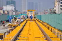 Cận cảnh lắp đặt ray tàu điện đường sắt trên cao Hà Nội