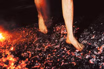 Lời giải chấn động "đi chân trần trên than hồng nóng đỏ"