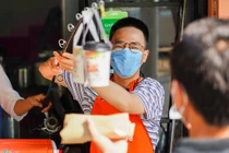 Hàng quán ở TP.HCM dùng cần câu thu tiền, giao hàng để tránh COVID-19