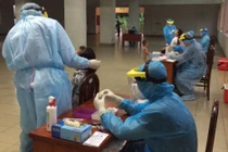 Nghi tái nhiễm COVID-19, cả tầng chung cư ở Sài Gòn phải xét nghiệm