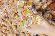 Bánh trung thu 2.000 đồng/chiếc, kho hàng chục tấn toàn in chữ Tàu