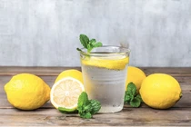 Uống nước chanh vào đúng giờ vàng này giúp chị em ăn Tết thoải mái, không lo tăng cân