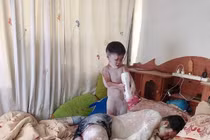 Trót ngủ quên khi trông con, ông bố nhận cái kết không thể đắng hơn