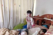 Trót ngủ quên khi trông con, ông bố nhận cái kết không thể đắng hơn