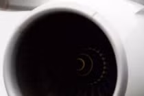 Video: Bị hất văng cả trăm mét vì đứng cạnh... động cơ máy bay