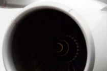 Video: Bị hất văng cả trăm mét vì đứng cạnh... động cơ máy bay