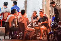 Bất chấp lệnh cấm tụ tập, nhiều quán nhậu ở TP.HCM vẫn đông khách