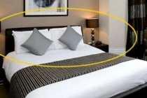 Lý do khách sạn luôn đặt 4 chiếc gối trên giường cho 2 người