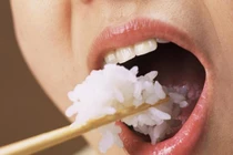 Thực hư việc ăn cơm nguội hấp gây ung thư?