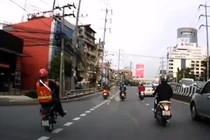 Video: Bốc đầu xe máy giữa phố, nam thanh niên nhận cái kết đắng