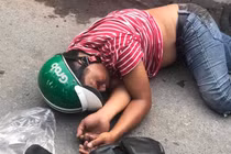 Video: Cướp dây chuyền bị rượt đánh nhừ tử dù rút kim tiêm chống trả