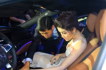 Á Hậu Huyền My khám phá Mercedes E300 giá 3,049 tỷ 