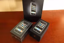 Bán đấu giá iPhone 2G chưa bóc tem giá 260 triệu đồng