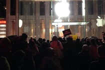 Apple Store bị người biểu tình Mỹ chiếm đóng