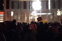 Apple Store bị người biểu tình Mỹ chiếm đóng