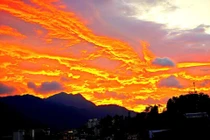 Trời mây đỏ rực như đổ lửa tại Lào Cai