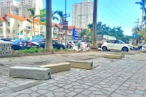 Hàng rào xây quanh bãi xe trái phép tại Xa La bị phá hoại