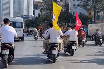 Nhóm học sinh 'kẹp ba', không đội mũ bảo hiểm