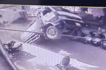 Tài xế thoát chết gang tấc khi hố tử thần nuốt chửng xe tải