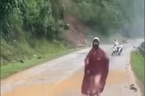 Người phụ nữ bỏ xe máy chạy khi đất đá lở từ trên núi xuống