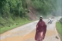 Người phụ nữ bỏ xe máy chạy khi đất đá lở từ trên núi xuống