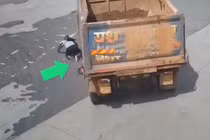 Người đi xe máy thoát chết khó tin sau va chạm với xe tải