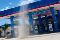 Xuất hiện lốc xoáy cao 50m trước cây xăng ở Hà Tĩnh