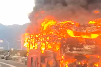 Xe khách cháy rụi trên cao tốc Cam Lâm - Vĩnh Hảo