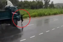 Không nhìn đường, tài xế xe đầu kéo bị xe tải tông trúng