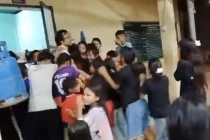 Học sinh khóc ròng chia tay thầy giáo chuyển công tác