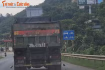 Nhiều xe chở đá quá tải trọng, rơi vãi ở đường Hòa Lạc - Hòa Bình