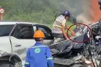 Những 'người hùng' cứu tài xế kẹt trong ô tô sắp cháy 