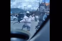 Nhóm nam sinh cầm hung khí đuổi chém nhau trên phố