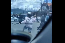 Nhóm nam sinh cầm hung khí đuổi chém nhau trên phố