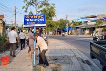 Biển quảng cáo VNVC Tiêm chủng vi phạm Luật Giao thông, phải gỡ bỏ hàng loạt