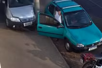 Xe hơi tông thẳng vào cột điện, 2 mẹ con thoát chết khó tin